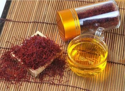 عصاره زعفران قائنات رنگ طلایی و رایحه گرم
